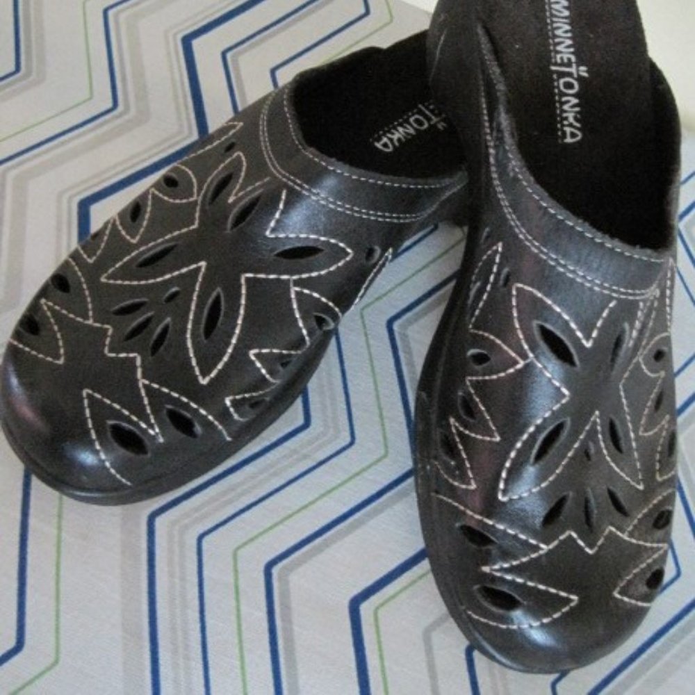 Minnetonka Womens Slip on Shoes